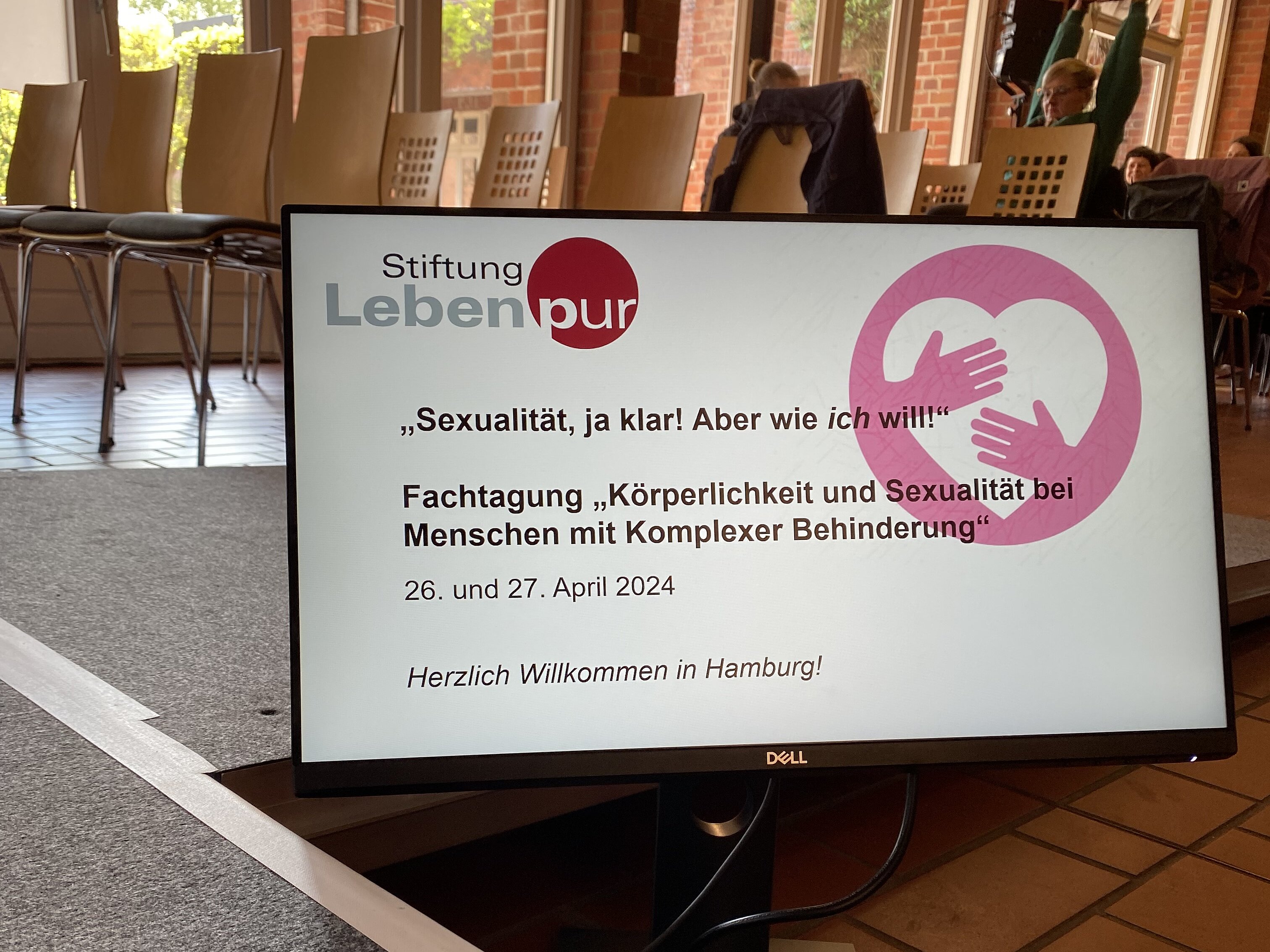Monitor mit Tagungsankündigung