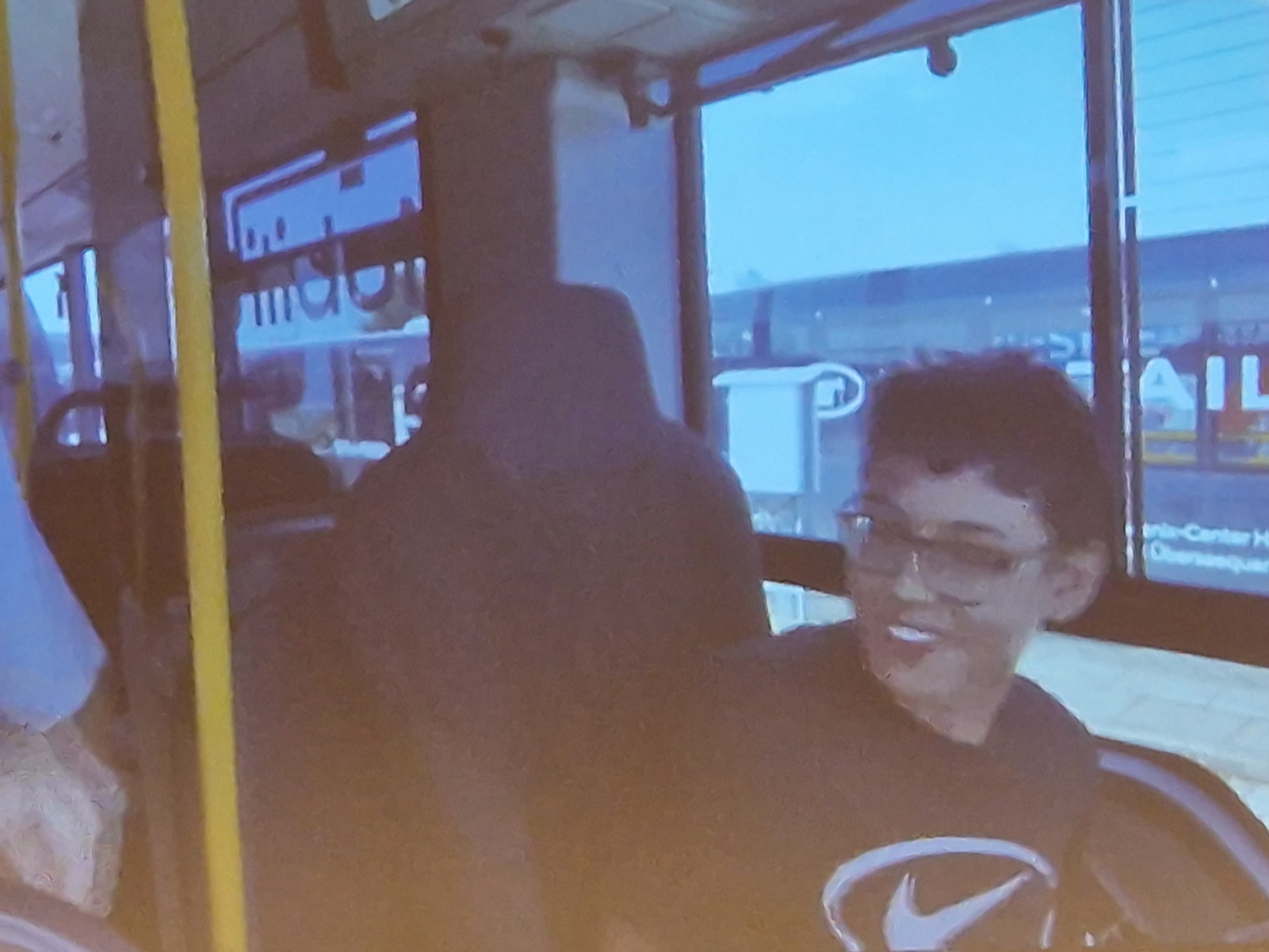 Bild vom Workshop Ab geht die Fahrt: Teilnehmer am Steuer eines Linienbusses