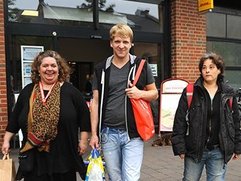 Drei Personen gehen gemeinsam einkaufen