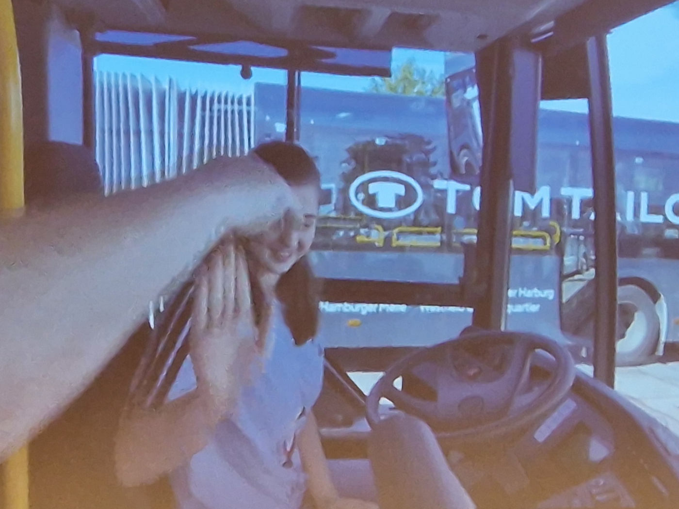 Bild vom Workshop Ab geht die Fahrt: Teilnehmerin am Steuer eines Linienbusses