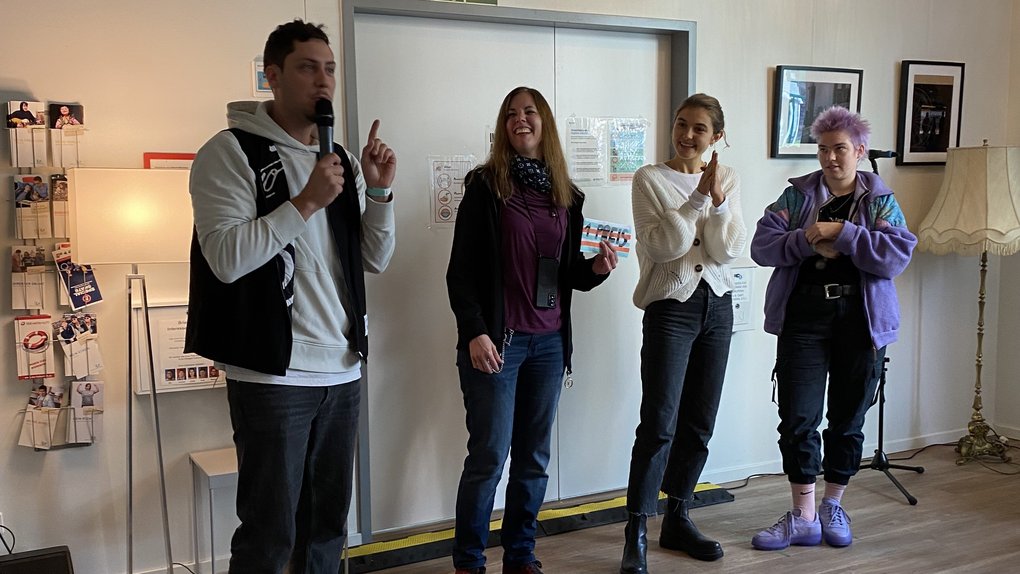 Collage aus Bildausschnitten bestehend aus vier Menschen während einer Aufführung