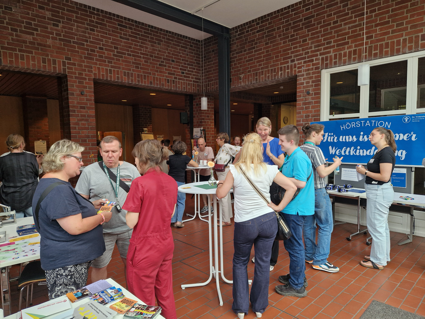 Teilnehmer*innen der Jugendkonferenz im Foyer im Gespräch