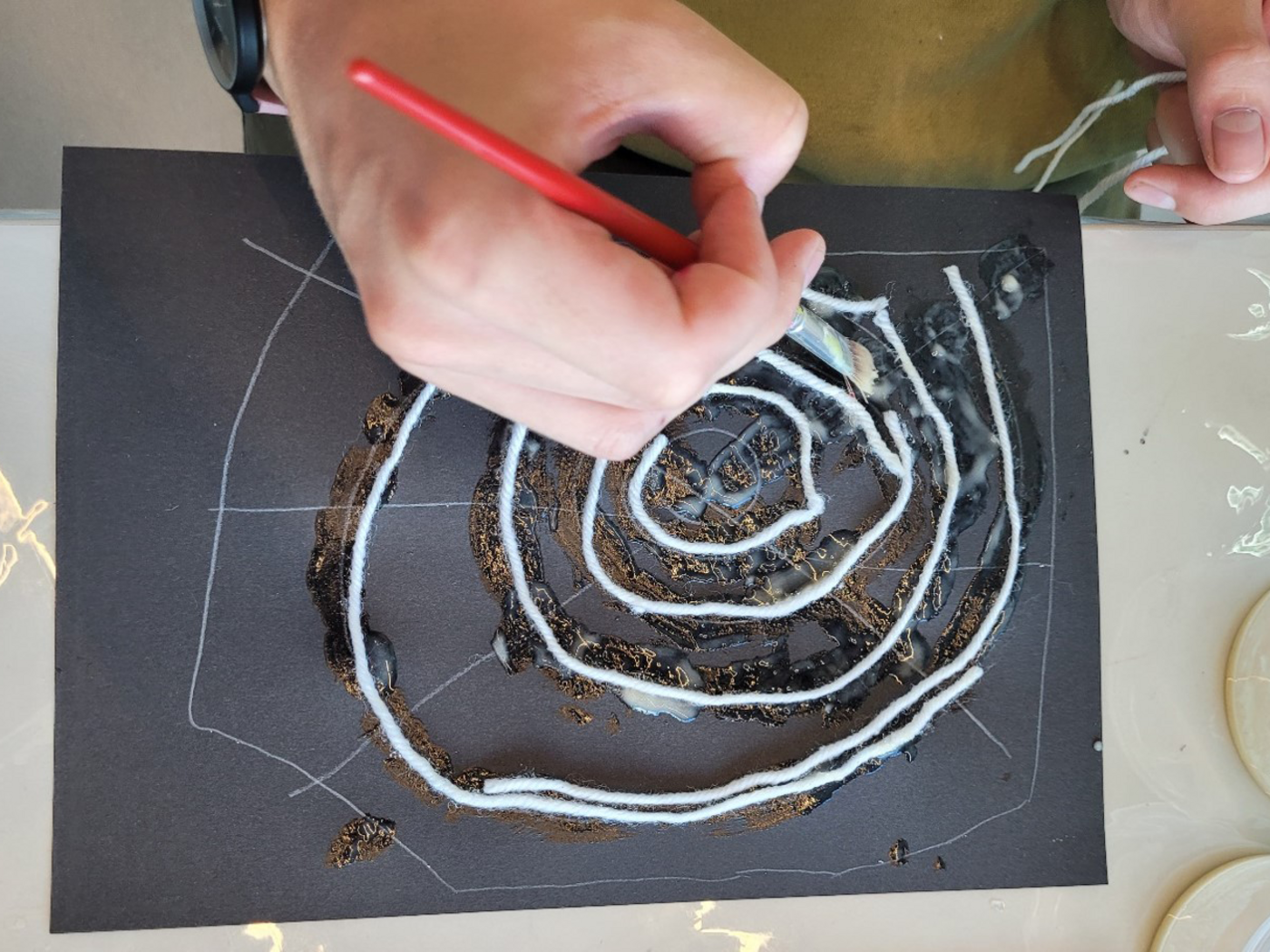 Workshop Wilde Wohnzimmer: ein Spinnennetz wird nachgebaut