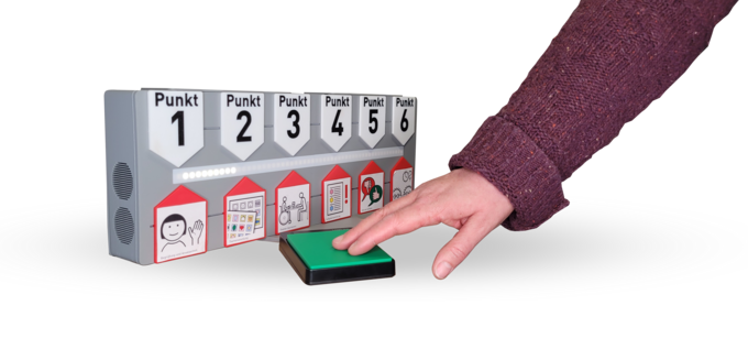 Eine Person drückt den Schalter vom Lichtplan.