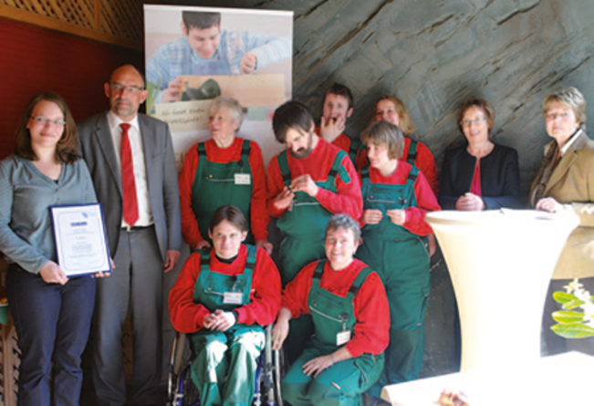 Preisverleihung Auf Achse: Sozialsenator Detlef Scheele mit Mitarbeiter*innen und Beschäftigten von Leben mit Behinderung Hamburg