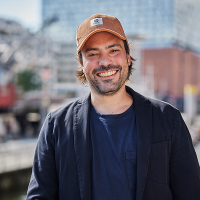 Ein Foto von David Möller Im Hintergrund sieht man die Hamburger Elbphilharmonie