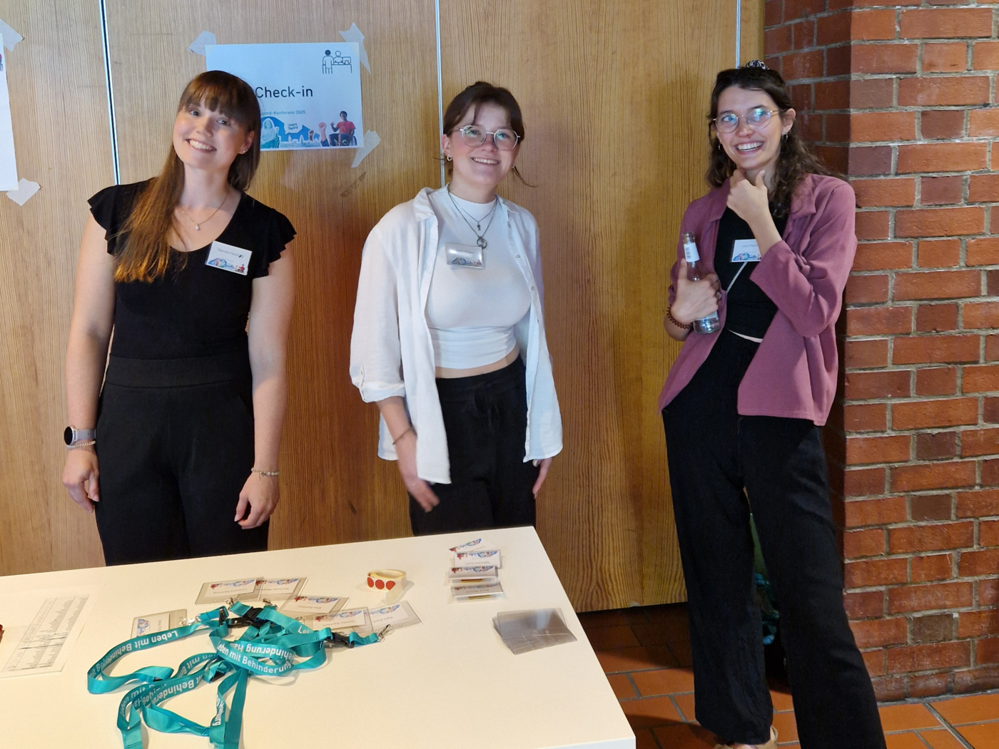 Drei Mitarbeiterinnen beim Check-in der Jugendkonferenz