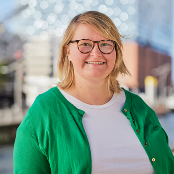 Ein Foto von Franziska Kanz. Im Hintergrund sieht man die Hamburger Elbphilharmonie