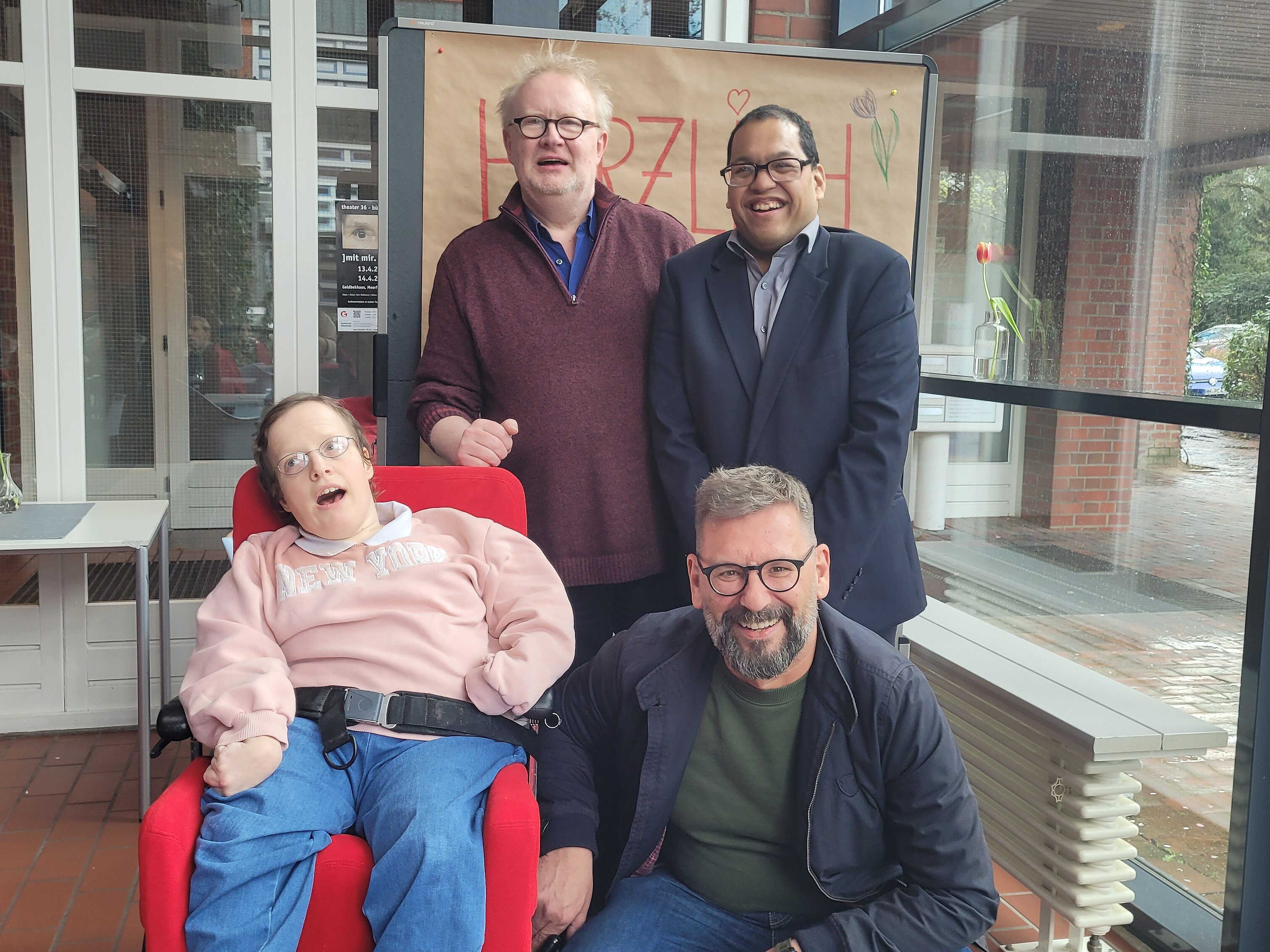Gruppenfoto Ralph Grevel, Geschäftsführer des Elternvereins und Ari Gulton, Uwe Held und Janina Süß, Vorsitzende der Interessenvertretung.