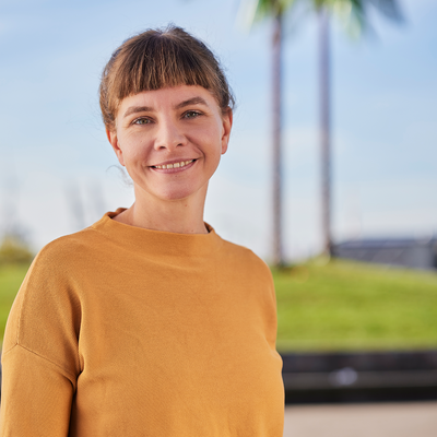 Ein Foto von Anna Weber. Im Hintergrund sieht man den Park Fiction.