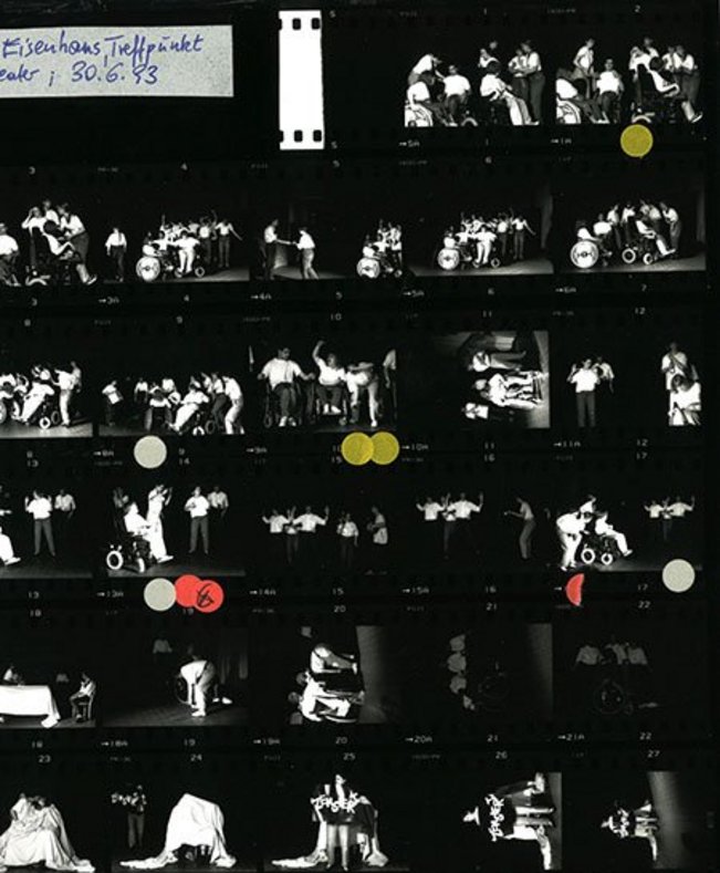 Foto-Negative von der Aufführung des Theaterprojektes Eisenhans