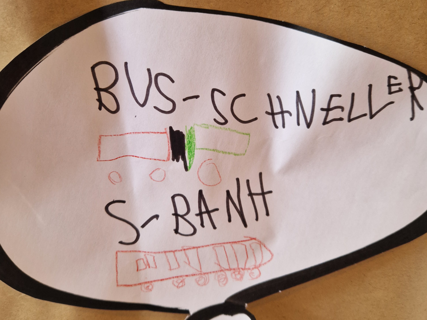 Einzelbild von der Pinnwand mit Forderung: Bus und S-Bahn schneller!