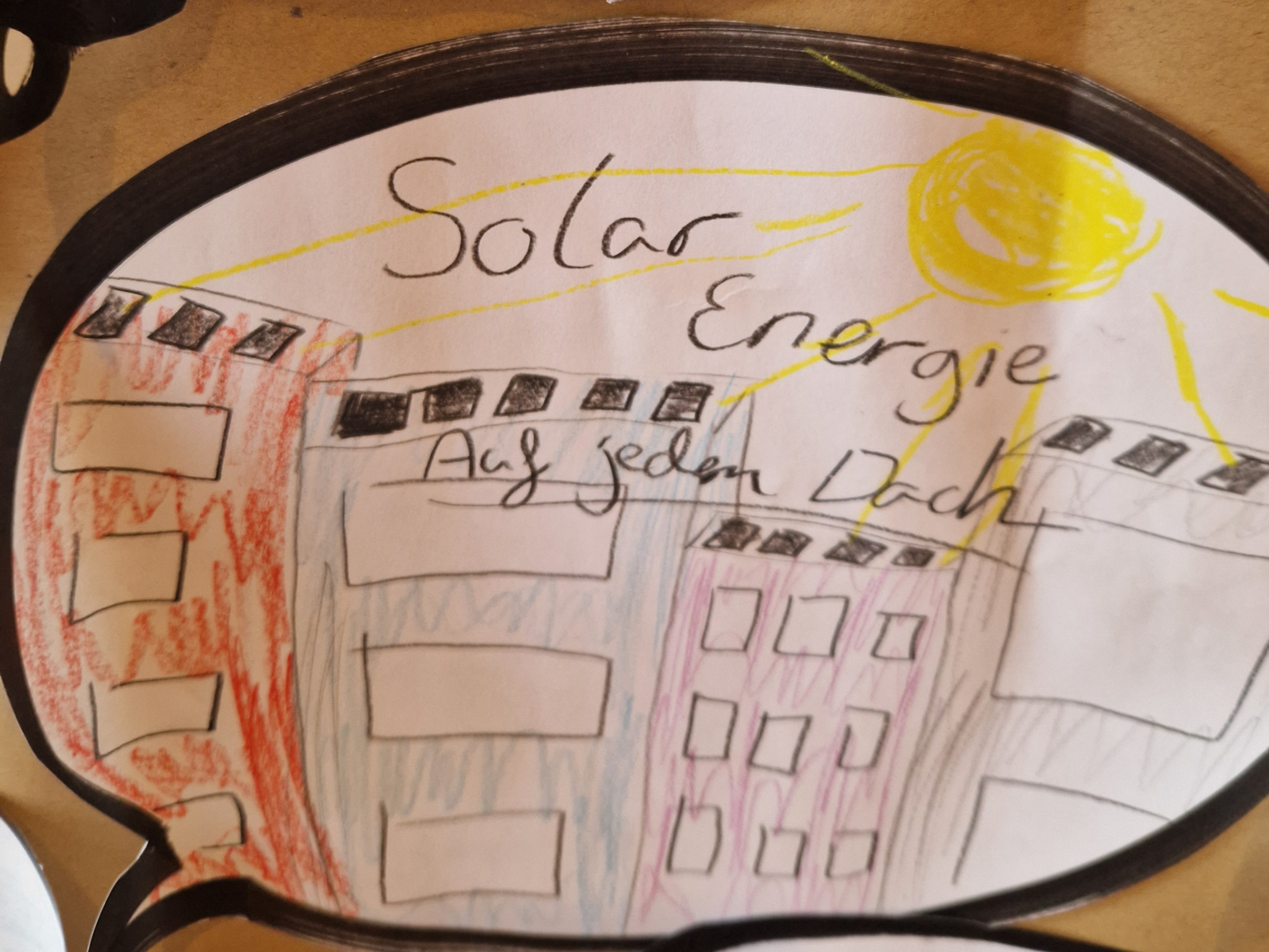 Einzelbild von der Pinnwand mit Forderung: Solar-Energie auf jedes Dach!