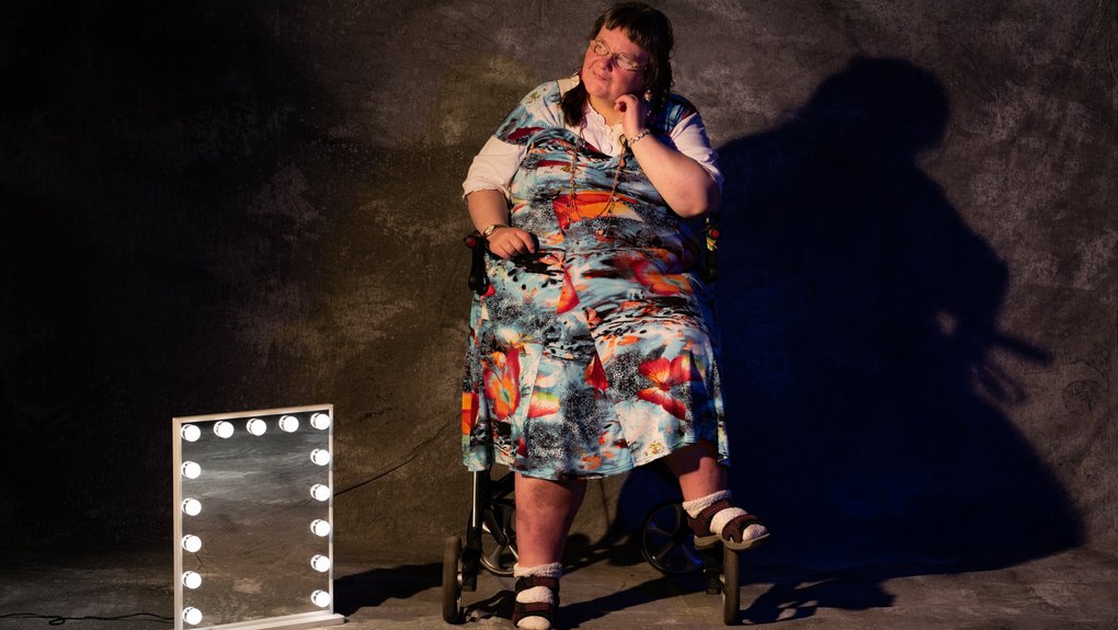 Schauspielerin im Rollstuhl auf der Bühne