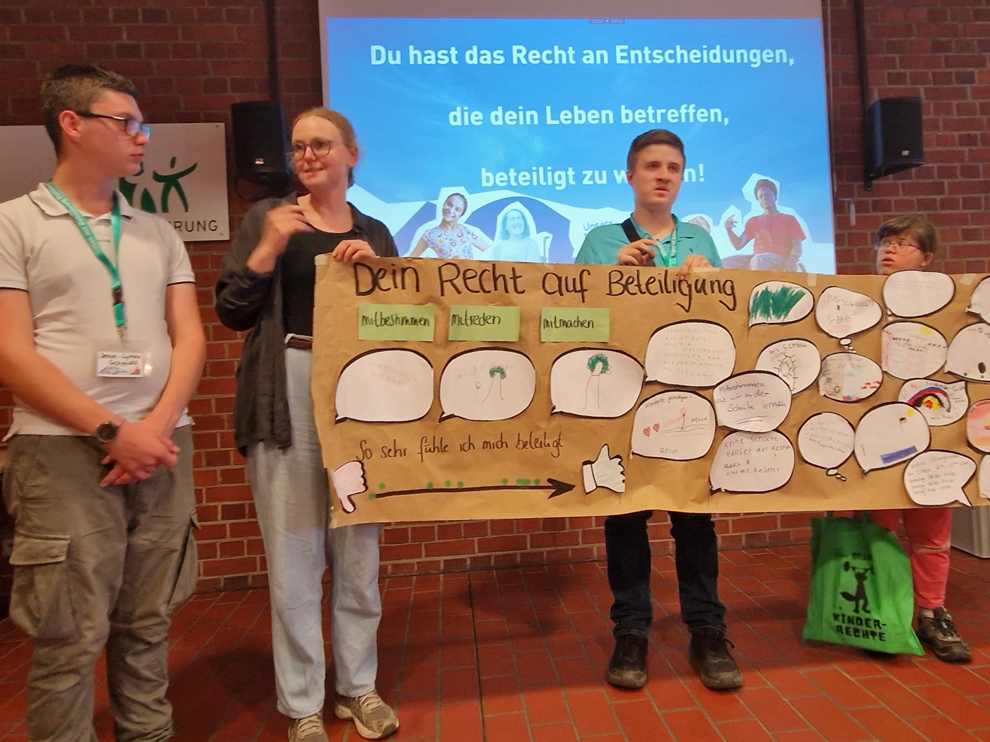 Teilnehmer*innen des Workshops Deine Stadt - deine Ideen präsentieren bei der Jugendkonferenz ein Plakat mit ihren Forderungen und Ideen