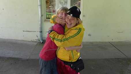 Zwei Menschen umarmen sich. 