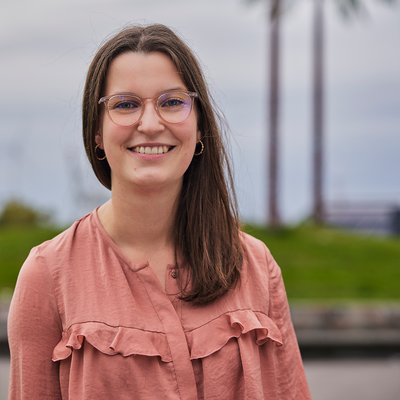 Ein Foto von Friederike Stöver. Im Hintergrund sieht man den Park Fiction