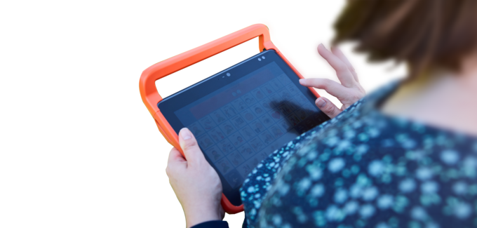 Man schaut einer Person beim verwenden des Talkers über die Schulter.