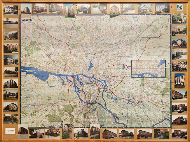eine Hamburg-Karte, umrandet mit Fotos der Einrichtungen von Leben mit Behinderung Hamburg