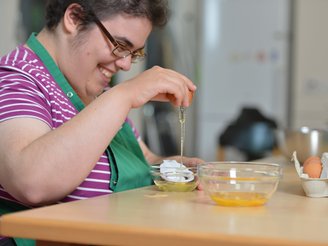 Frau schlägt Eier auf